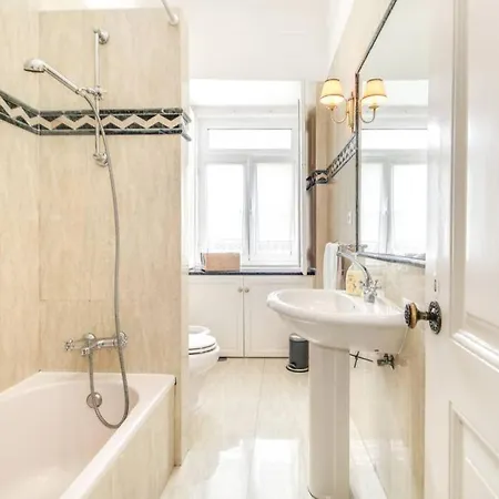 Charming City Center Apartment
