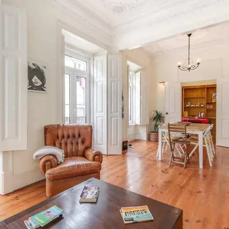 Charming City Center Apartment *
