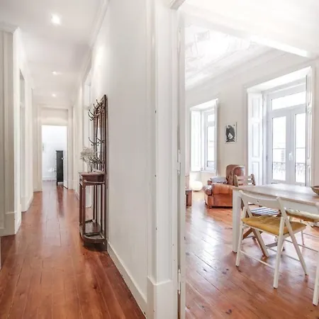 Charming City Center Apartment